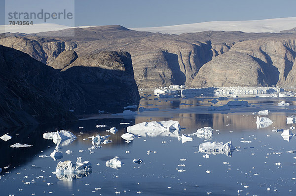 Eisberge in Fjord Nordvestfjorden  hinten grönländisches Inlandeis