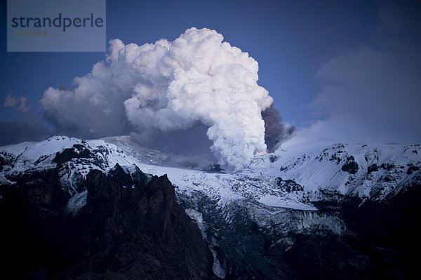 Dampfwolke im Gletscher Eyjafjallajökull  von Lavastrom hervorgerufen  in Gletscherzunge Gigjökull