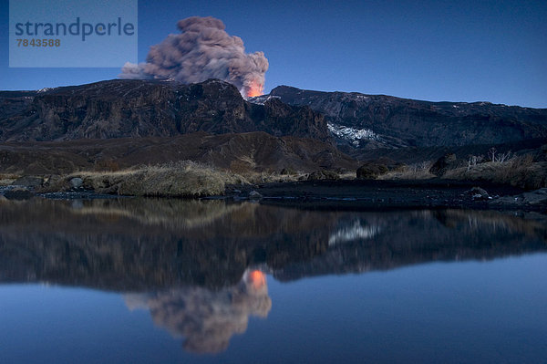 Eruption des Eyjafjallajökull mit Spiegelung