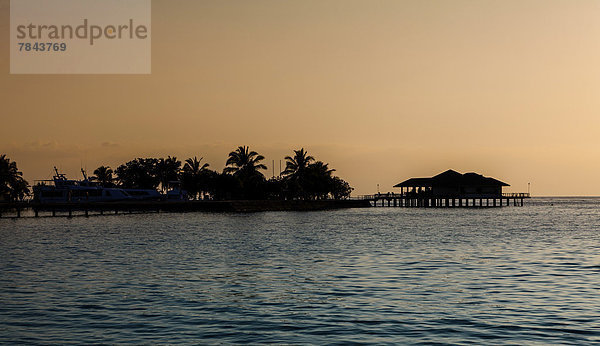 Sicht über die Lagune auf den Bootsanleger und Restaurant von Paradise Island