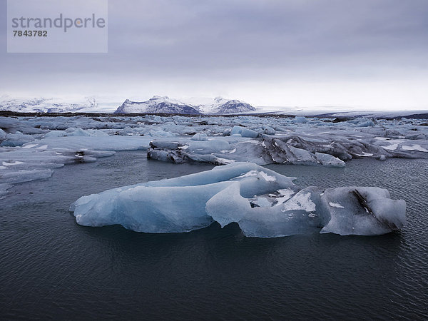 Eisberge im Jökulsarlon Gletschersee am Rande des Gletschers Vatnajökull