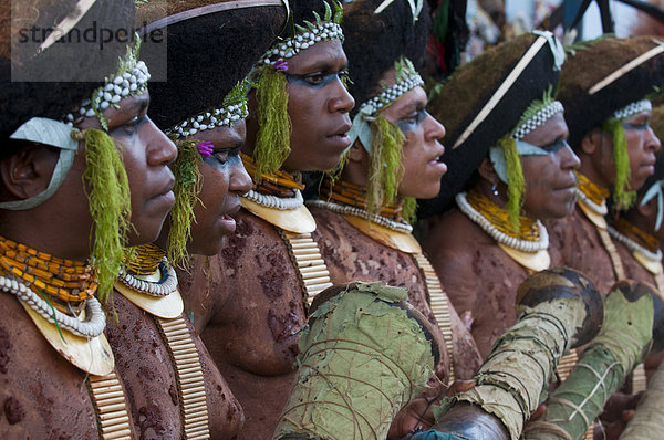 Geschmückte und bemalte Frauen feiern das traditionelle Sing Sing im Hochland