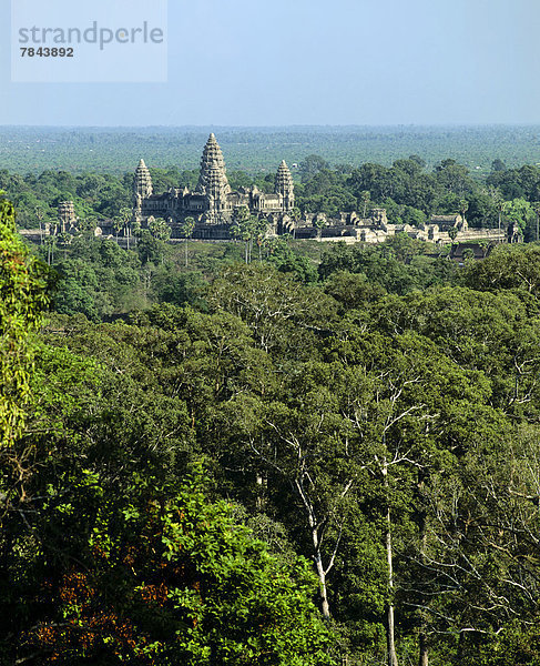 Sicht vom Phnom Bakheng auf den Khmer Tempel  Türme ragen aus dem Dschungel