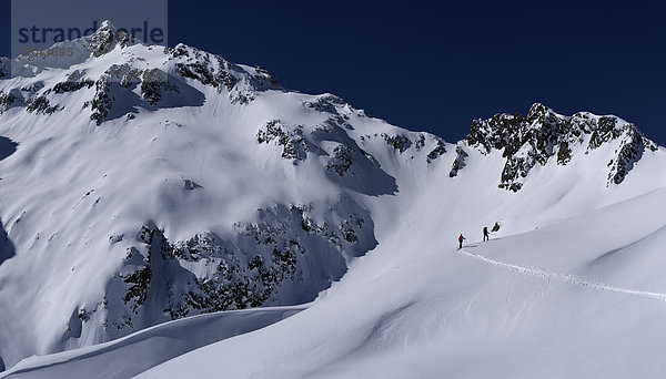 Berggipfel mit Skibergsteigern