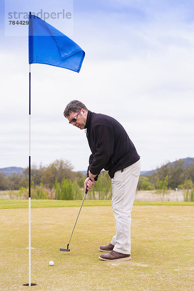 Mann spielt Golf auf dem Golfplatz  Nahaufnahme
