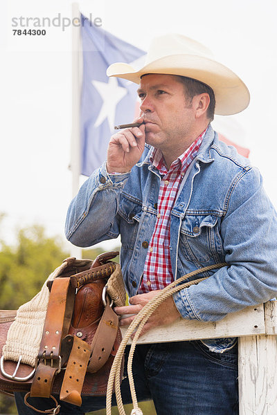 Texas  Cowboy raucht Zigarre  schaut weg