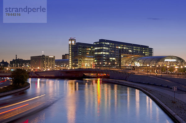 Deutschland  Berlin  Blick auf Hauptbahnhof und Spree