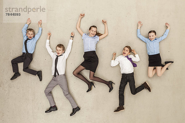 Deutschland  Berlin  Business Kids fliegen vor beigen Hintergrund