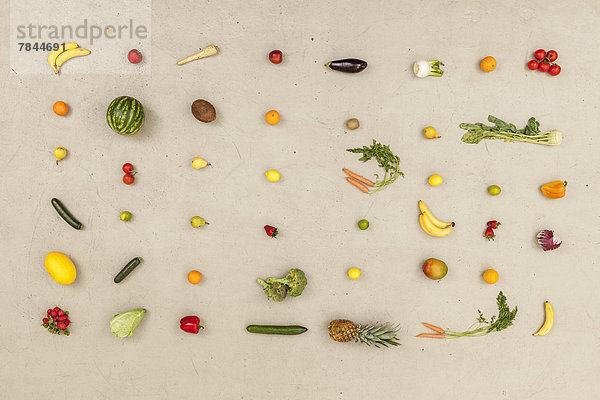 Gemüse- und Obstsorten auf beigefarbenem Hintergrund