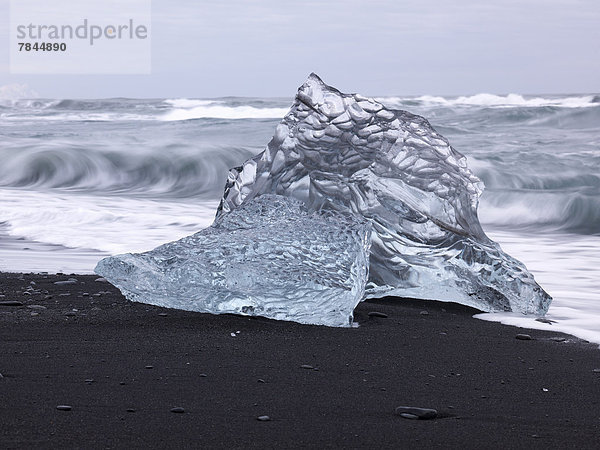 Island  Blick auf isolierte Eisberge am Black Lava Beach