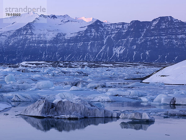Island  Blick auf den Jokulsarlon Gletschersee bei Vatnajokull Nationalpark