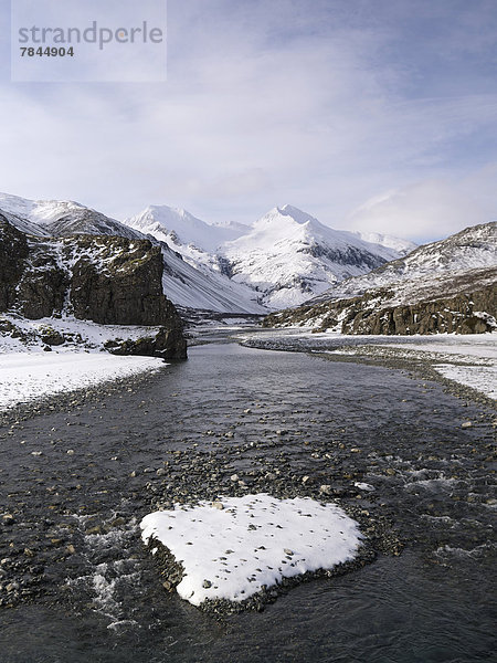 Island  Blick auf den schneebedeckten Berg am Fluss