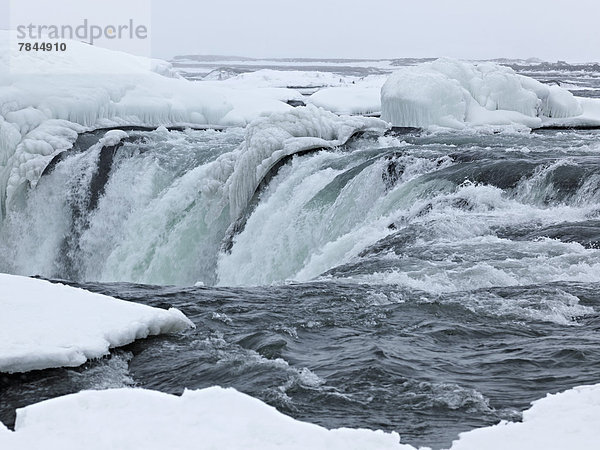 Island  Blick auf Godafoss Falls in winterlicher Landschaft