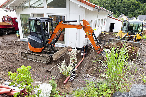 Europa  Deutschland  Rheinland-Pfalz  Arbeiter beim Verlegen von Abwasserleitungen im Wohnungsbau