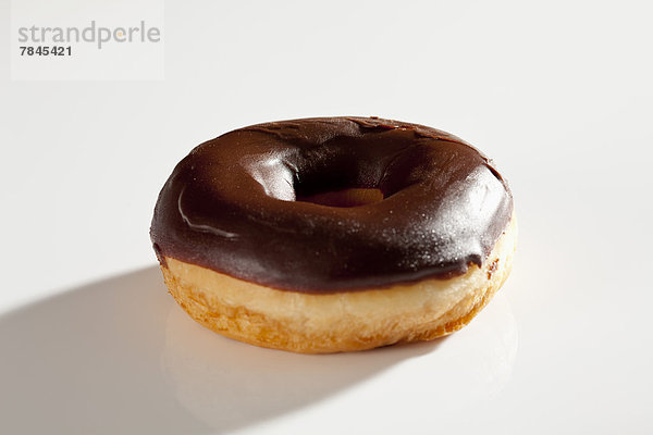 Schoko-Donut auf weißem Hintergrund  Nahaufnahme
