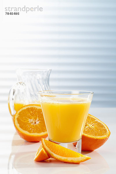 Karaffe und Glas mit Orangensaft  Nahaufnahme