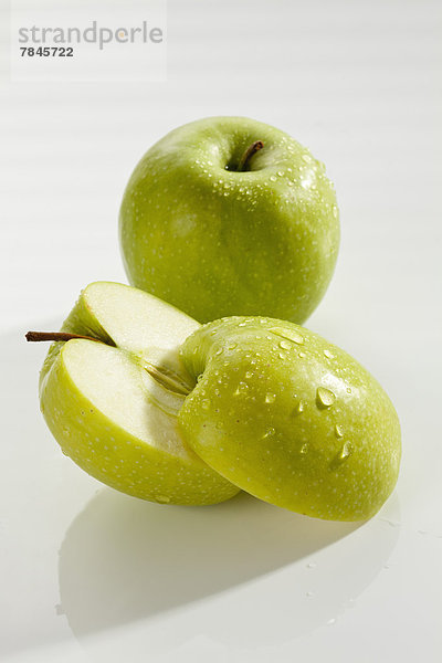 Grüne Äpfel auf weißem Grund  Nahaufnahme