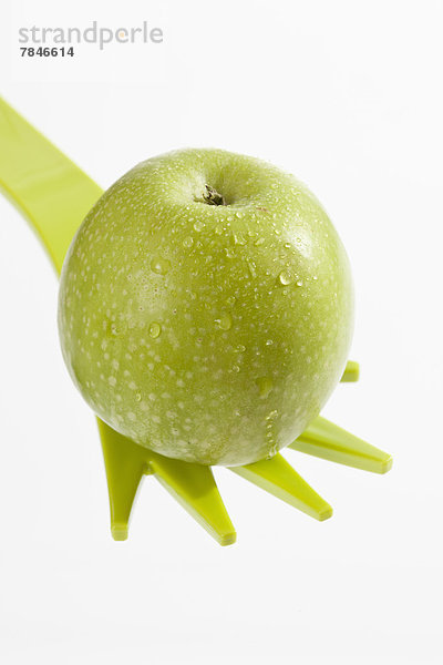 Grüner Apfel auf der Gabel  Nahaufnahme