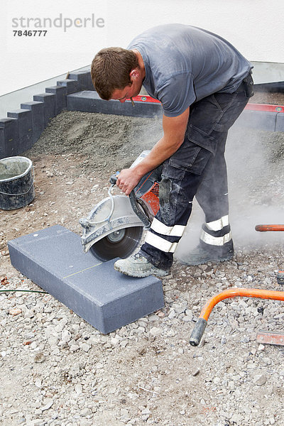 Deutschland  Rheinland-Pfalz  Arbeiter  die mit Pflastersteinen arbeiten