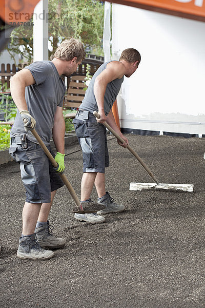 Deutschland  Rheinland-Pfalz  Junge Männer beim Sandglätten