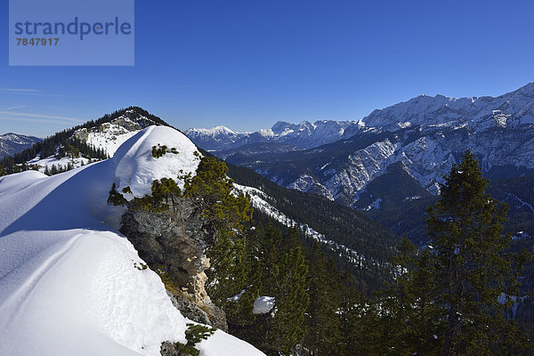 Deutschland  Bayern  Blick auf Wendelsteingebirge und Wettersteingebirge