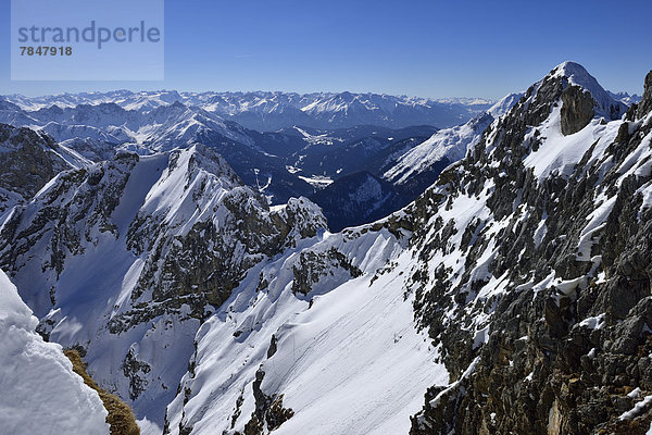 Deutschland  Bayern  Blick auf das Karwendelgebirge mit bayerischen Alpen