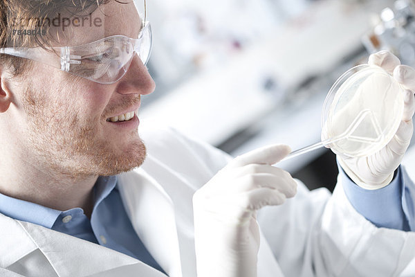 Deutschland  Junge Wissenschaftlerin untersucht Bakterien in Petri Desh