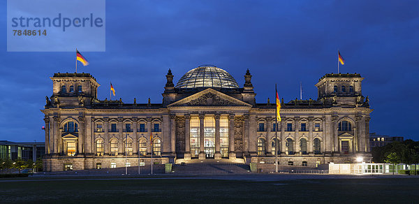 Deutschland  Berlin  Reichstagskuppel bei Nacht