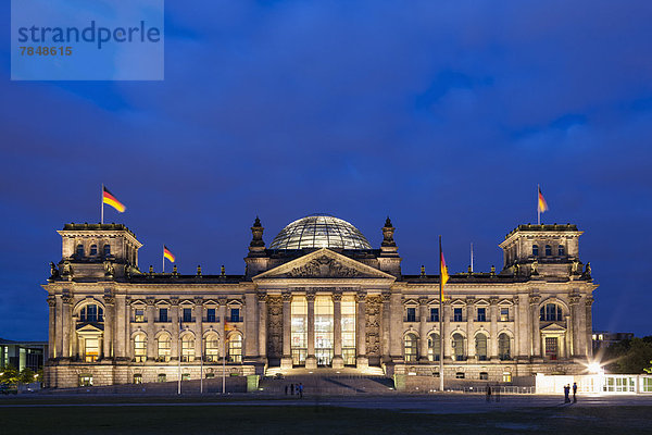 Deutschland  Berlin  Reichstagskuppel bei Nacht
