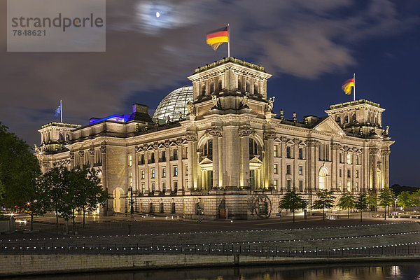 Deutschland  Berlin  Reichstagskuppel an der Spree bei Nacht
