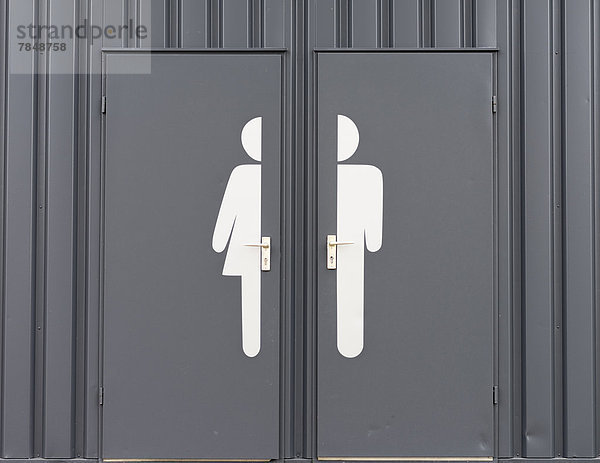 Deutschland  Männliches und weibliches Schild an der Toilettentür