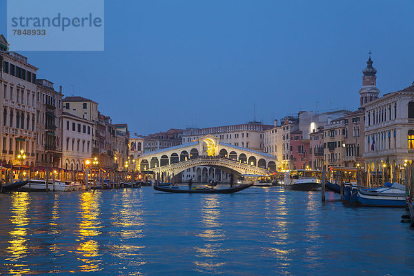 Italien  Venedig  Blick auf den Canal Grande und die Rialto-Brücke in der Abenddämmerung