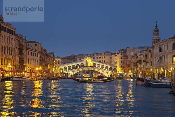Italien  Venedig  Blick auf den Canal Grande und die Rialto-Brücke in der Abenddämmerung