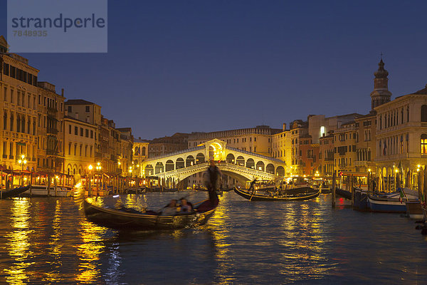 Italien  Venedig  Blick auf den Canal Grande und die Rialto-Brücke in der Abenddämmerung