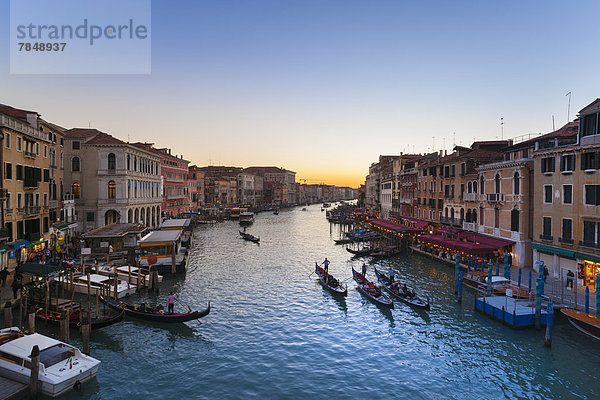 Italien  Venedig  Blick auf den Canal Grande in der Abenddämmerung