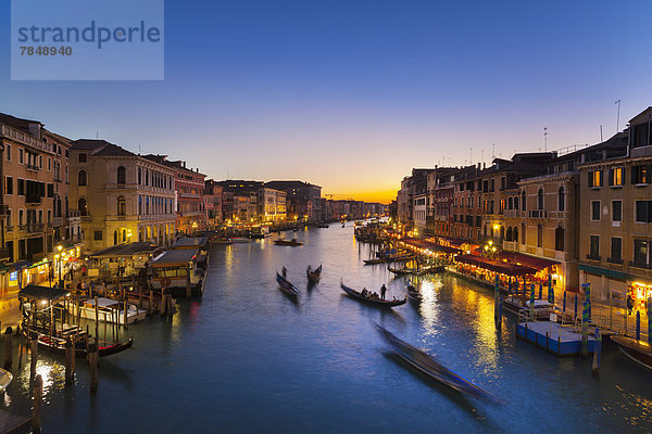 Italien  Venedig  Blick auf den Canal Grande in der Abenddämmerung