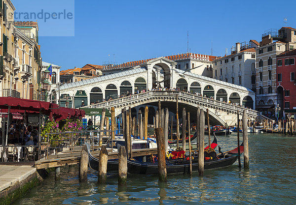 Italien  Venedig  Gondeln am Canal Grande bei der Rialto-Brücke