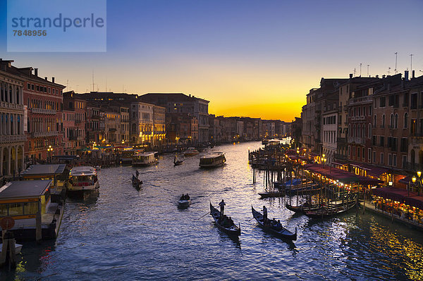 Italien  Venedig  Gondeln am Canal Grande bei der Rialto-Brücke