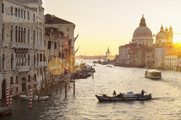 Italien  Venedig  Morgenverkehr auf dem Canal Grande an der Kirche Santa Maria della Salute