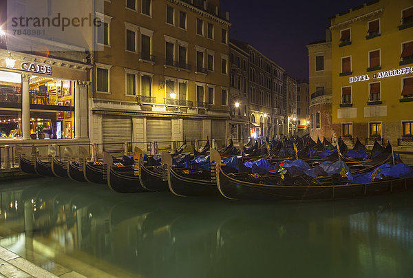 Italien  Venedig  Gondalas am Kanal beim Markusplatz bei Nacht