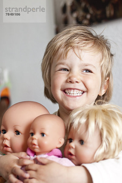 Deutschland  Mädchen mit ihren Puppen  lächelnd
