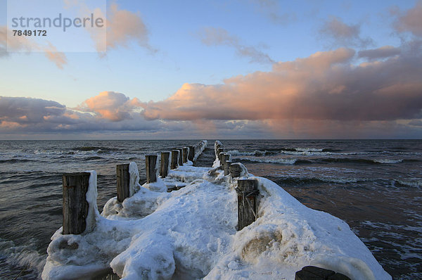 Deutschland  Mecklenburg Vorpommern  Blick auf die Ostsee im Winter