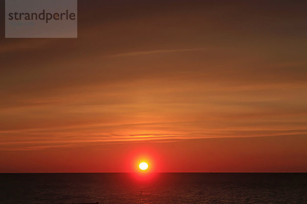 Deutschland  Mecklenburg Vorpommern  Blick auf die Ostsee bei Sonnenuntergang