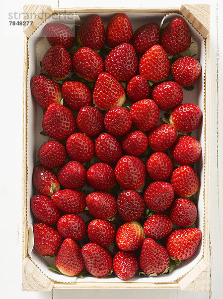 Erdbeeren in Holzkiste
