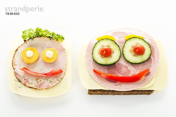 Smiley-Wurst-Sandwich mit Käse und Pfeffer auf weißem Hintergrund