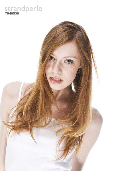 Porträt einer jungen Frau vor weißem Hintergrund  Nahaufnahme