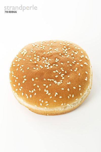Hamburger Brötchen auf weißem Hintergrund  Nahaufnahme