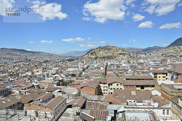 Ecuador  Quito  Stadtansicht mit Bergen im Hintergrund