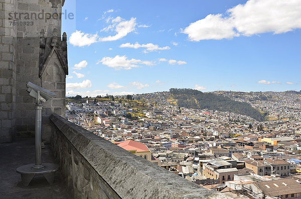 Ecuador  Quito  Blick auf die Stadt an der Basilika del Voto Nacional