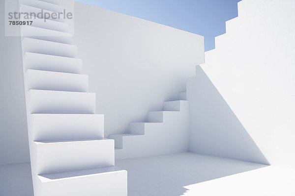 Weiße moderne Treppe des Unternehmensgeschäfts gegen blauen Himmel